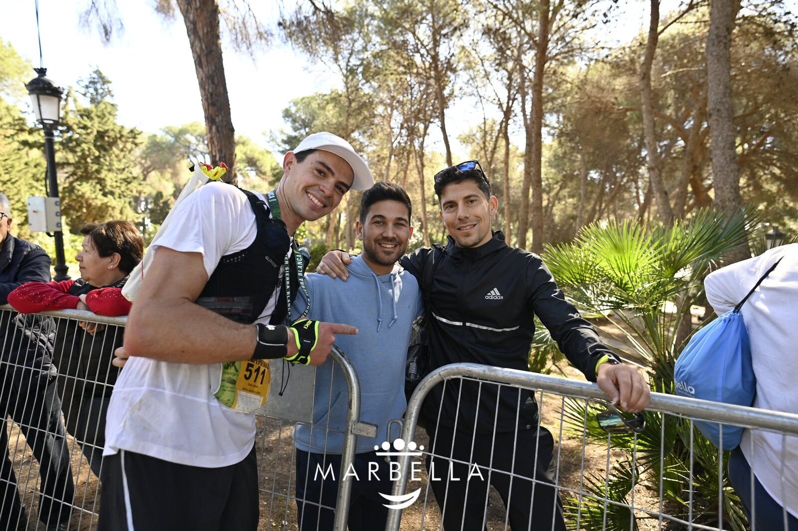 Acompañante animando a un corredor durante Marbella Epic Trail